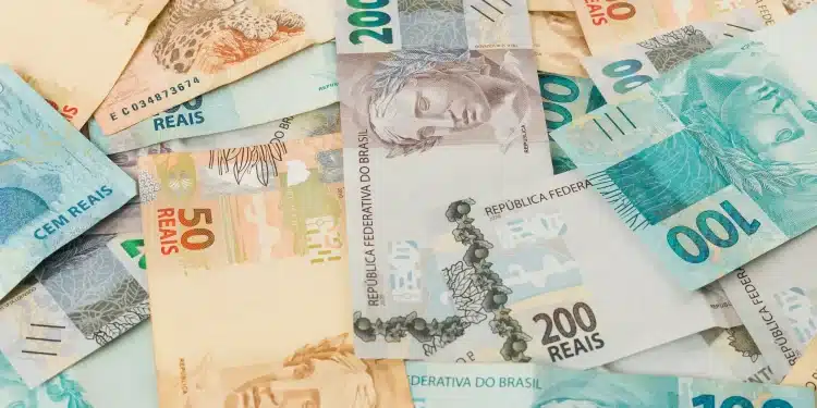 Notas de dinheiro do real, incluindo cédulas de R$ 50, R$ 100 e R$ 200, representando o valor que será distribuído no 13º salário do INSS.