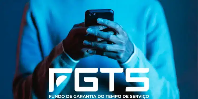 Pessoa usando celular para consultar regras do Saque-Aniversário do FGTS.