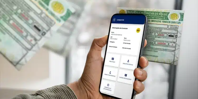Celular exibindo a CNH Digital enquanto uma carteira de habilitação física aparece ao fundo, representando o acesso ao documento pelo aplicativo oficial.