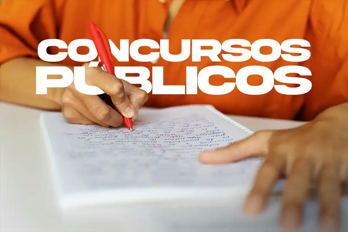 Pessoa escrevendo em caderno com caneta vermelha com texto Concursos Públicos — cargos vagas e salários concurso público Goianinha RN 2026