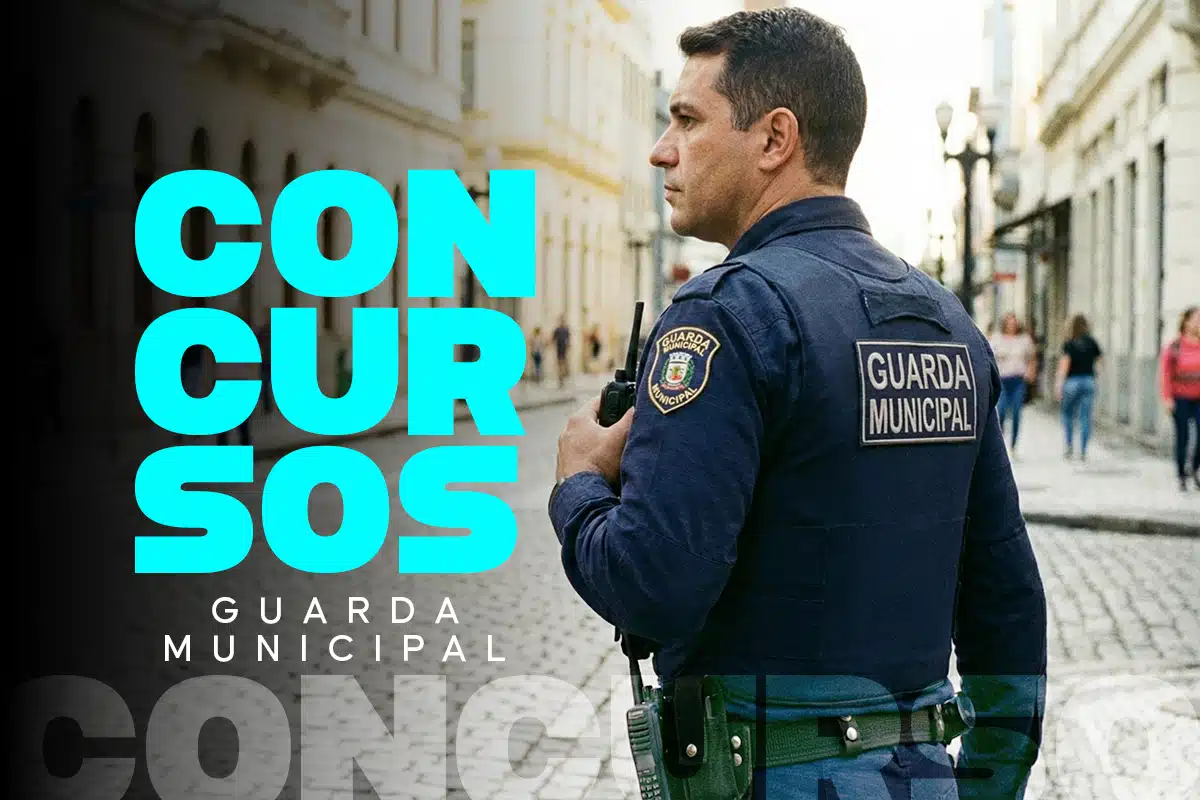Imagem de um guarda municipal de uniforme azul-marinho, visto de perfil, segurando um rádio comunicador. Ao lado, o texto 'CONCURSOS' em letras grandes e azuis, e abaixo 'GUARDA MUNICIPAL'. A foto tem um fundo desfocado de uma rua de paralelepípedos.