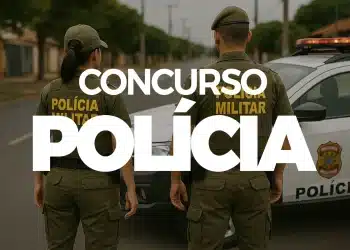Um casal de policiais militares (mulher e homem), vistos de costas, em uniforme verde-oliva, parados em uma rua de cidade. Ao lado deles, uma viatura policial branca com giroflex ligado. O texto 'CONCURSO POLÍCIA' em branco está sobreposto no centro da imagem.