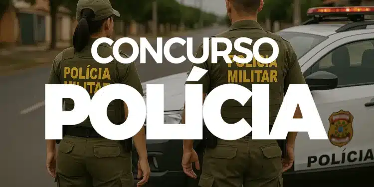 Um casal de policiais militares (mulher e homem), vistos de costas, em uniforme verde-oliva, parados em uma rua de cidade. Ao lado deles, uma viatura policial branca com giroflex ligado. O texto 'CONCURSO POLÍCIA' em branco está sobreposto no centro da imagem.
