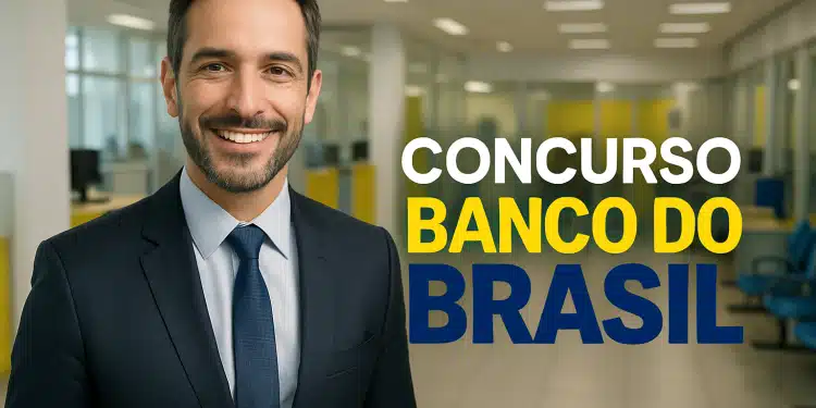 Homem de terno sorridente em seu local de trabalho.