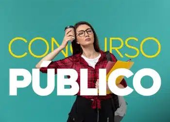 Mulher segurando café e cadernos à frente de fundo com 'Concurso Público' escrito.