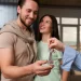 Casal feliz recebendo as chaves do imóvel após contemplação no consórcio.