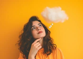 Mulher olhando para cima com balão de pensamento ilustrando a mente criando cenários imaginários ligados à ansiedade.