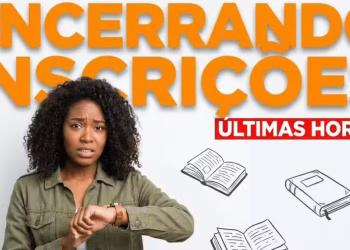 Mulher preocupada com o horário.