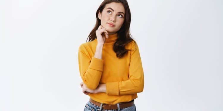 Jovem com expressão de dúvida.