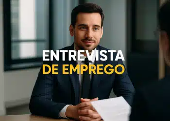Homem em entrevista de emprego, sentado à mesa, com terno e gravata.