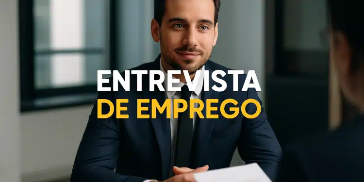 Homem em entrevista de emprego, sentado à mesa, com terno e gravata.
