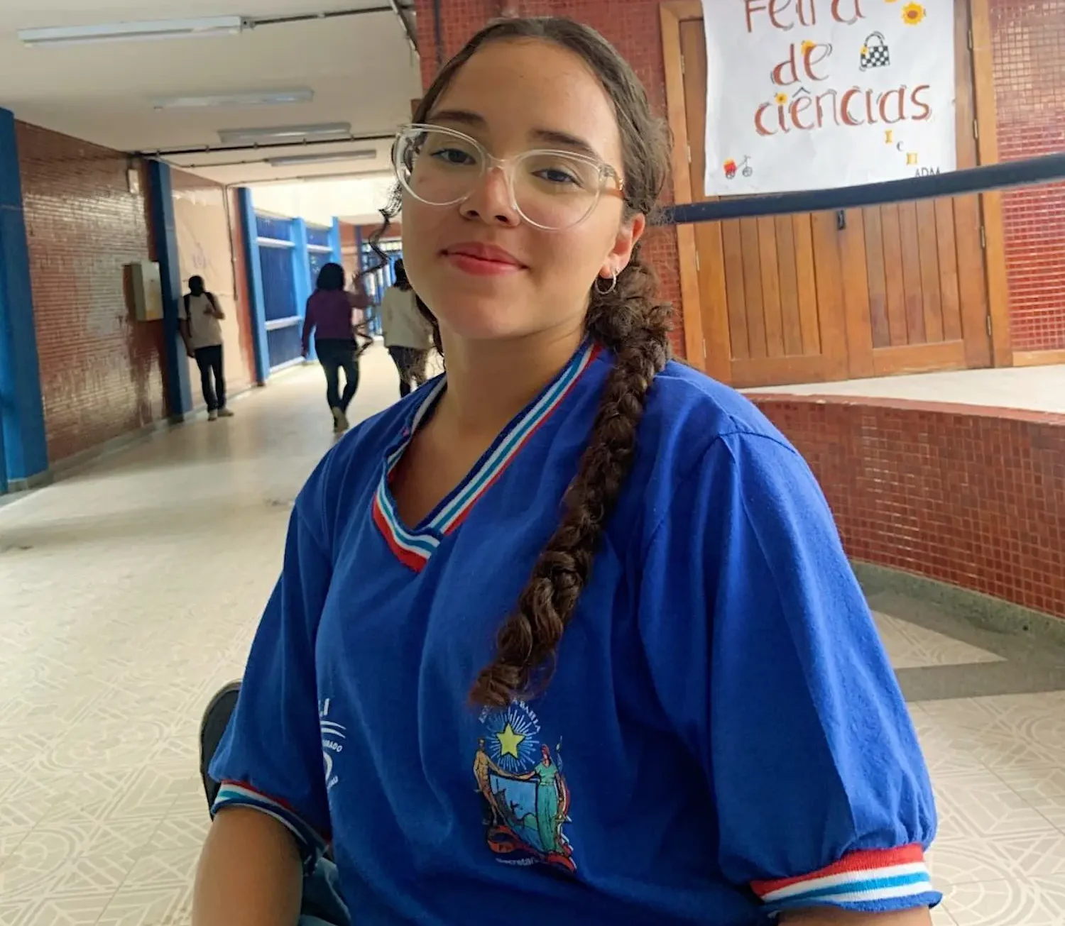 Estudante beneficiária do Pé-de-Meia em ambiente escolar durante o ensino médio.