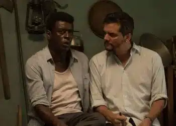 Cena do filme Marighella mostrando dois militantes reunidos em ambiente clandestino durante a ditadura militar brasileira.