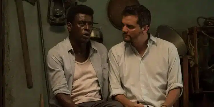 Cena do filme Marighella mostrando dois militantes reunidos em ambiente clandestino durante a ditadura militar brasileira.