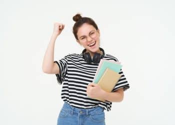 Estudante feliz e comemorando.