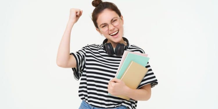 Estudante feliz e comemorando.