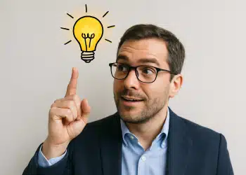 Homem de óculos com expressão de surpresa apontando para uma lâmpada desenhada.