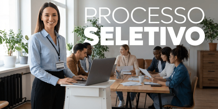 Mulher de crachá sorri ao lado de notebook enquanto grupo analisa documentos em mesa de reunião.