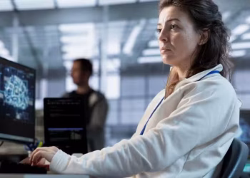 Mulher trabalhando em frente ao seu computador.