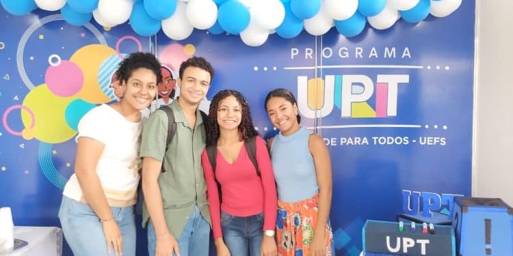 Estudantes participantes do UPT posam em evento do programa na UEFS durante período de inscrições prorrogadas.
