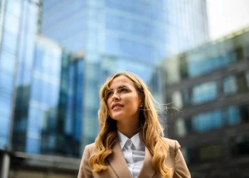 Profissional praticando puttering ao organizar pensamentos e tarefas leves para melhorar o foco e a clareza mental.