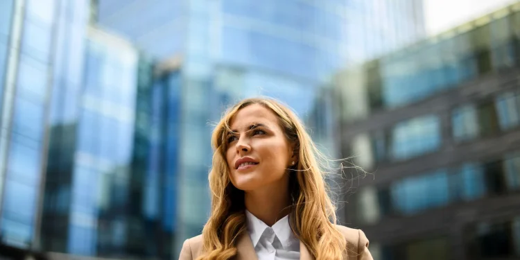 Profissional praticando puttering ao organizar pensamentos e tarefas leves para melhorar o foco e a clareza mental.