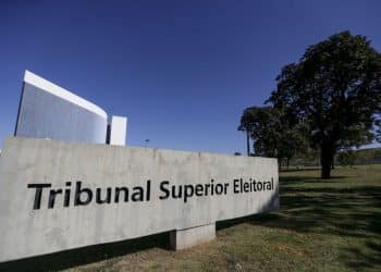 Fachada do Tribunal Superior Eleitoral em Brasília, com céu claro e árvores ao fundo, em contexto relacionado às eleições indiretas no Rio de Janeiro.