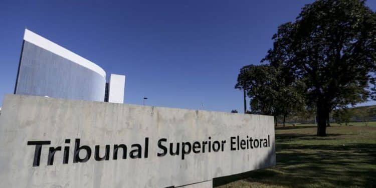 Fachada do Tribunal Superior Eleitoral em Brasília, com céu claro e árvores ao fundo, em contexto relacionado às eleições indiretas no Rio de Janeiro.