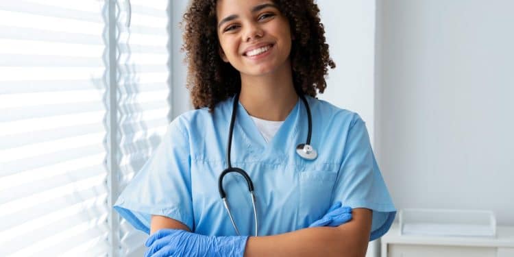 Profissional da saúde em sua área de trabalho.