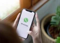 Tela inicial do WhatsApp em smartphone destacando recursos de segurança e supervisão para contas de menores.