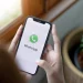 Tela inicial do WhatsApp em smartphone destacando recursos de segurança e supervisão para contas de menores.