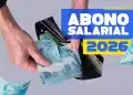 Carteira com cédulas de real simbolizando o pagamento do abono salarial PIS Pasep liberado para trabalhadores neste mês de abril