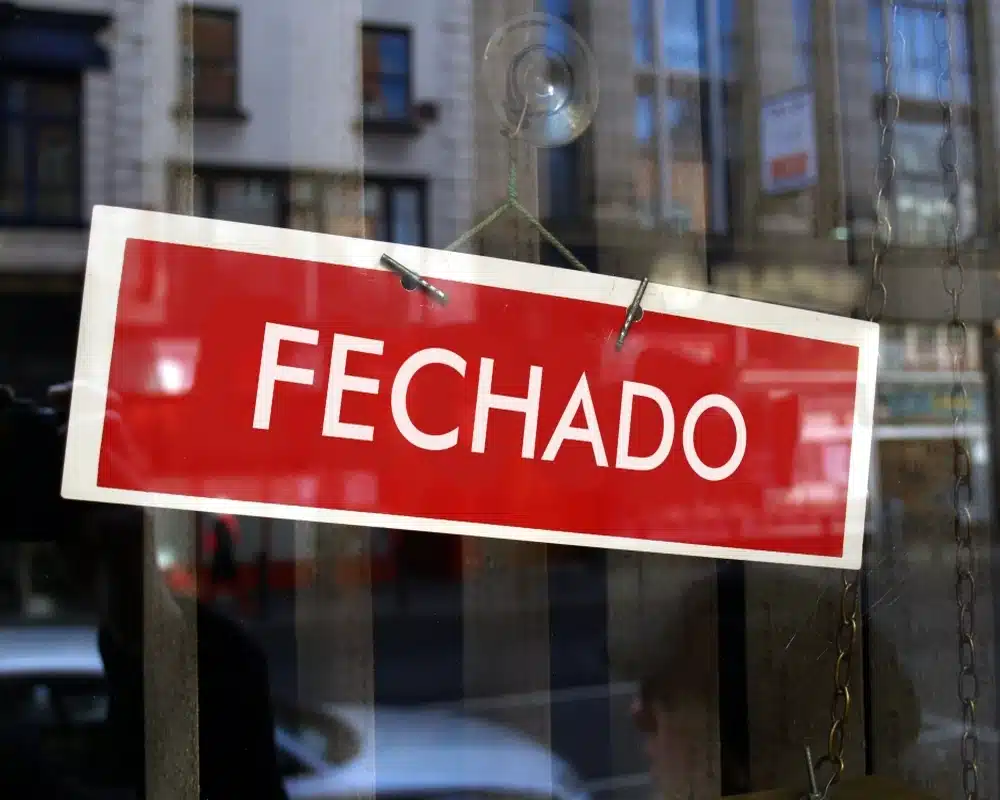 Placa vermelha com a palavra "FECHADO" indicando que agências bancárias não terão atendimento presencial na Sexta-feira da Paixão.