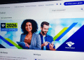 Tela de computador exibindo o site da Receita Federal com o sistema Meu Imposto de Renda 2026, representando os novos alertas automáticos que serão emitidos durante o preenchimento da declaração para evitar erros e malha fina
