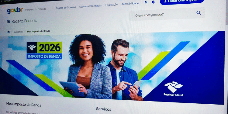 Tela de computador exibindo o site da Receita Federal com o sistema Meu Imposto de Renda 2026, representando os novos alertas automáticos que serão emitidos durante o preenchimento da declaração para evitar erros e malha fina