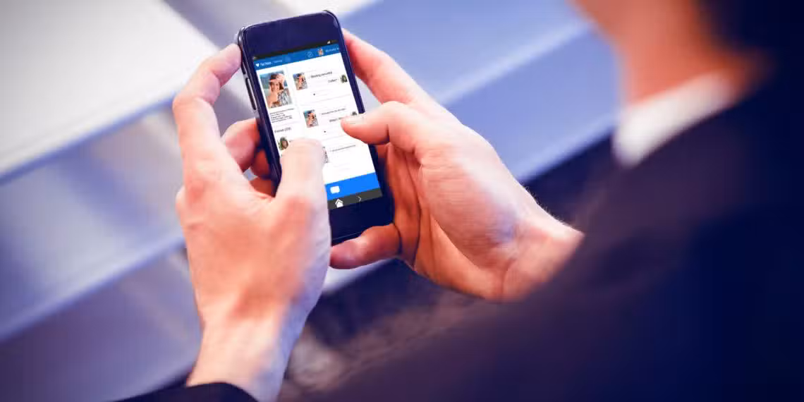 Ilustração representando o impacto do algoritmo das redes sociais nas escolhas de carreira e trajetória profissional