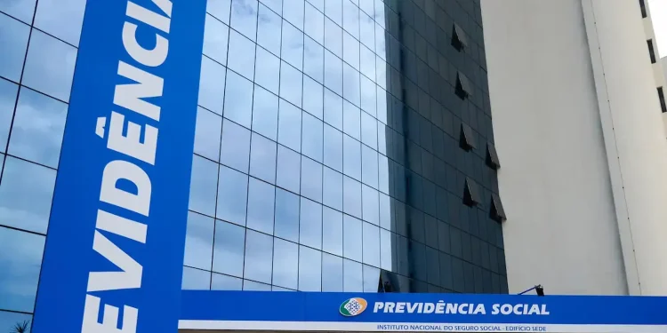 Fachada do prédio do INSS, com a logo do instituto e o nome 'Previdência Social' em destaque, representando o tema da antecipação do 13º salário.