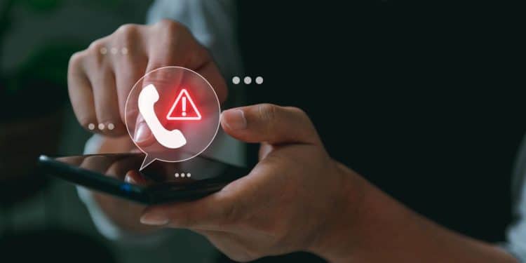 Pessoa utilizando celular enquanto recebe possível ligação suspeita, representando alerta sobre golpes envolvendo venda irregular de medicamentos.