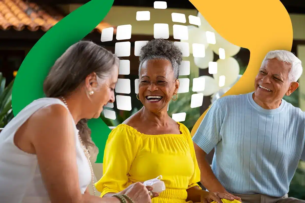 Grupo de aposentados sorrindo e conversando ao ar livre, representando a busca por um benefício extra do INSS.