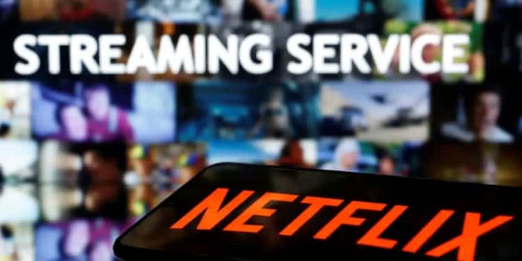 Close-up de um smartphone exibindo o logotipo da Netflix em uma tela brilhante, com foco na interface do aplicativo de streaming.