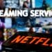 Close-up de um smartphone exibindo o logotipo da Netflix em uma tela brilhante, com foco na interface do aplicativo de streaming.