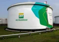 Tanque de armazenamento de diesel da Petrobras em refinaria brasileira em meio à crise de combustíveis provocada pela guerra no Oriente Médio