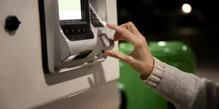 Pessoa utilizando caixa eletrônico representando as operações bancárias durante o período de feriados da Semana Santa.