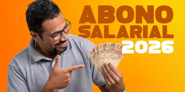 Homem sorridente usando óculos e camisa polo cinza, segurando várias notas de 50 reais e apontando para elas; ao fundo amarelo, o texto em destaque "ABONO SALARIAL 2026".