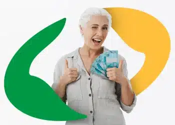 Mulher idosa de cabelos brancos sorri e faz sinal de positivo com as duas mãos enquanto segura cédulas de R$ 100, com elementos gráficos nas cores verde e amarelo ao fundo, representando a antecipação do 13º salário do INSS para aposentados e pensionistas em 2026