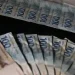 Cédulas de R$ 100 e R$ 200 reais — calendário de antecipação do 13º salário do INSS 2026