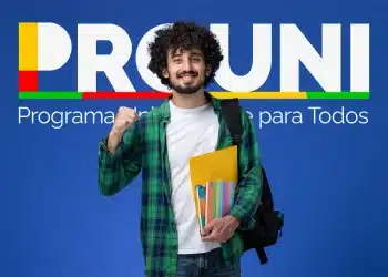 Estudante jovem com mochila e cadernos sorrindo à frente de um painel azul com o logotipo do Prouni (Programa Universidade para Todos). Ele faz um gesto de celebração com o punho cerrado.