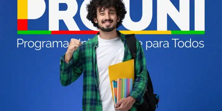 Estudante jovem com mochila e cadernos sorrindo à frente de um painel azul com o logotipo do Prouni (Programa Universidade para Todos). Ele faz um gesto de celebração com o punho cerrado.