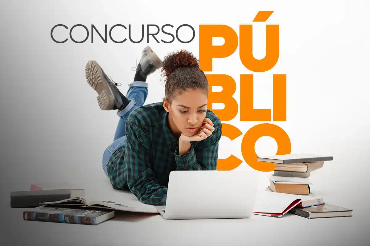 Jovem estudando deitada com notebook e livros ao redor com texto Concurso Público em destaque