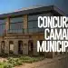 Fachada de Câmara Municipal Casa de Leis com a inscrição Concurso Câmara Municipal, representando os editais abertos em 2026 com salários de até R$ 11.903,79